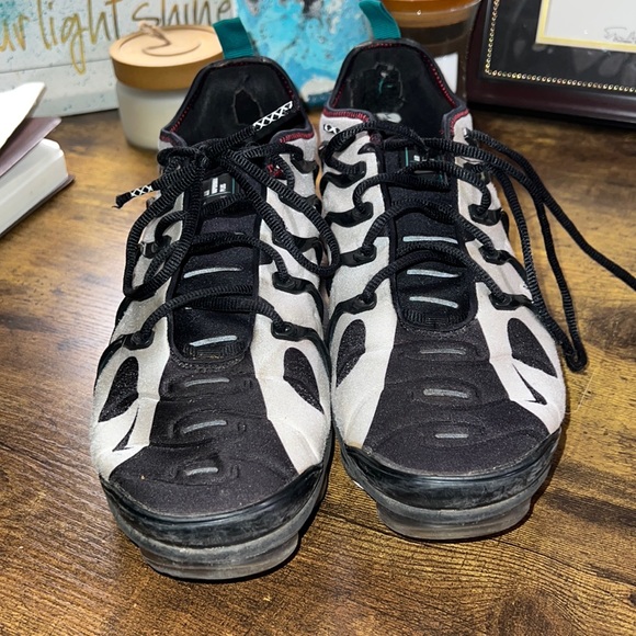 These shoes have been worn alot, but are very stylish shoes. - Picture 2 of 6